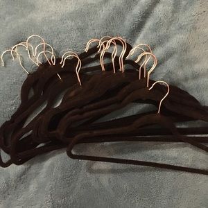 20 black velvet hungers